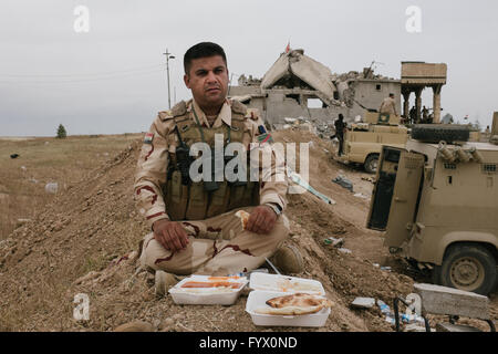 Mahana, Kurdistan. 27. April 2016. Die irakische Armee befreit das Dorf Mahana in Irakisch-Kurdistan - 27.04.2016 - Irak / Irakisch-Kurdistan / Makhmour - die irakische Armee befreit das Dorf Mahana, in der Nähe von Makhmour, nach einer Armee Offizier am Mittwoch er die Armee sagte das Dorf Mahana aus islamischer Staat (IS), mit Hilfe der US-geführten Koalition Kampfflugzeuge befreit hat.  Es gibt mehr als 5.000 irakische Soldaten stationiert in Makhmour, mit dem Ziel, die militärische Verfahren gegen IS zu starten. Bildnachweis: Alexandre Afonso/Alamy Live-Nachrichten Stockfoto