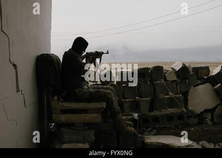 Mahana, Kurdistan. 27. April 2016. Die irakische Armee befreit das Dorf Mahana in Irakisch-Kurdistan - 27.04.2016 - Irak / Irakisch-Kurdistan / Makhmour - die irakische Armee befreit das Dorf Mahana, in der Nähe von Makhmour, nach einer Armee Offizier am Mittwoch er die Armee sagte das Dorf Mahana aus islamischer Staat (IS), mit Hilfe der US-geführten Koalition Kampfflugzeuge befreit hat.  Es gibt mehr als 5.000 irakische Soldaten stationiert in Makhmour, mit dem Ziel, die militärische Verfahren gegen IS zu starten. Bildnachweis: Alexandre Afonso/Alamy Live-Nachrichten Stockfoto