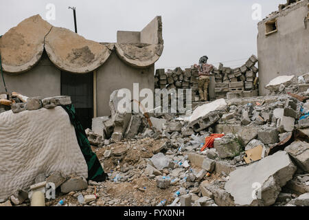 Mahana, Kurdistan. 27. April 2016. Die irakische Armee befreit das Dorf Mahana in Irakisch-Kurdistan - 27.04.2016 - Irak / Irakisch-Kurdistan / Makhmour - die irakische Armee befreit das Dorf Mahana, in der Nähe von Makhmour, nach einer Armee Offizier am Mittwoch er die Armee sagte das Dorf Mahana aus islamischer Staat (IS), mit Hilfe der US-geführten Koalition Kampfflugzeuge befreit hat.  Es gibt mehr als 5.000 irakische Soldaten stationiert in Makhmour, mit dem Ziel, die militärische Verfahren gegen IS zu starten. Bildnachweis: Alexandre Afonso/Alamy Live-Nachrichten Stockfoto