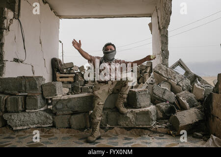 Mahana, Kurdistan. 27. April 2016. Die irakische Armee befreit das Dorf Mahana in Irakisch-Kurdistan - 27.04.2016 - Irak / Irakisch-Kurdistan / Makhmour - die irakische Armee befreit das Dorf Mahana, in der Nähe von Makhmour, nach einer Armee Offizier am Mittwoch er die Armee sagte das Dorf Mahana aus islamischer Staat (IS), mit Hilfe der US-geführten Koalition Kampfflugzeuge befreit hat.  Es gibt mehr als 5.000 irakische Soldaten stationiert in Makhmour, mit dem Ziel, die militärische Verfahren gegen IS zu starten. Bildnachweis: Alexandre Afonso/Alamy Live-Nachrichten Stockfoto