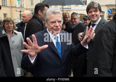 Zittau, Deutschland. 28. April 2016. German President Joachim Gauck (C) Gesten vor seinem Leben partner Daniela Schadt und Mayor of Zittau Thomas Zenker (R) auf dem Marktplatz in Zittau, Deutschland, 28. April 2016. Gaucks Reise in die Region der Oberlausitz bildet den vorläufigen Abschluss der Besuche in Deutschlands Peripherie mit dem Slogan "Lokale Verantwortung - Engagement in den Gemeinden." Foto: SEBASTIAN KAHNERT/Dpa/Alamy Live News Stockfoto