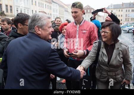 Zittau, Deutschland. 28. April 2016. Deutscher Präsident Joachim Gauck (L) grüßt eine Frau auf dem Marktplatz in Zittau, Deutschland, 28. April 2016. Gaucks Reise in die Region der Oberlausitz bildet den vorläufigen Abschluss der Besuche in Deutschlands Peripherie mit dem Slogan "Lokale Verantwortung - Engagement in den Gemeinden." Foto: SEBASTIAN KAHNERT/Dpa/Alamy Live News Stockfoto