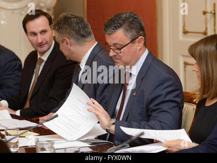 (160428)--ZAGREB, 28. April 2016 (Xinhua)--die kroatische Premierministerin Tihomir Oreskovic (2. R) führt den Vorsitz in einer staatlichen Sitzung für die Präsentation von nationalen Reformprogramm in Zagreb, Hauptstadt Kroatiens, 28. April 2016. Das Programm wurde entwickelt, um die größte finanzielle Probleme des Landes, wie öffentliche Unternehmen, die Rente und Gesundheit Systeme zu bewältigen. Die Regierung wird das Programm der Europäischen Kommission vorlegen. (Xinhua/Miso-Lisanin) Stockfoto