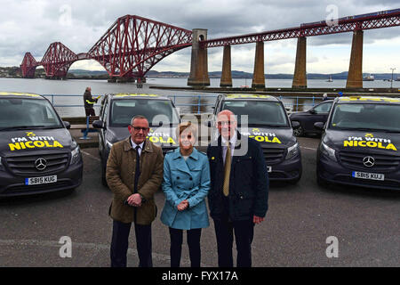 Edinburgh, Schottland, Vereinigtes Königreich, 28, April 2016. SNP Depute Leader Stewart Hosie (L) und Deputy First Minister John Swinney (R)-Pose mit SNP Führer und erster Minister Nicola Sturgeon vor alle drei aus South Queensferry zu Beginn der letzten Woche Wahlkampf für die Wahlen zum schottischen Parlament, Credit: Ken Jack / Alamy Live News Stockfoto