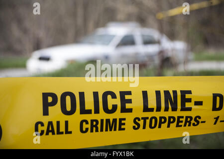 Toronto, Ontario, Kanada. 28. April 2016. Von der Polizei sicher einen Platz, wo ein menschlicher Schädel, am 27. April gefunden wurde. Die Gegend heißt Lavendel Creek Trail. Bildnachweis: Johnny De Franco/ZUMA Draht/Alamy Live-Nachrichten Stockfoto