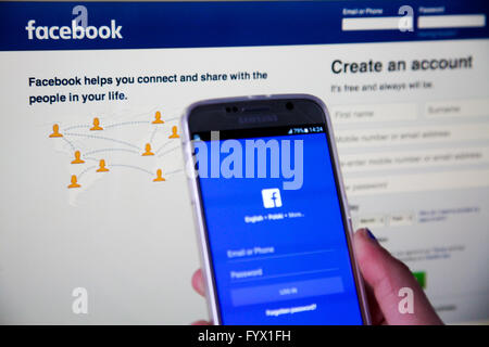 Facebook-Webseite auf Smartphone der bekanntesten und größten sozialen Netzwerken und Medien-Site. Stockfoto