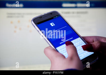 Facebook-Webseite auf Smartphone der bekanntesten und größten sozialen Netzwerken und Medien-Site. Stockfoto