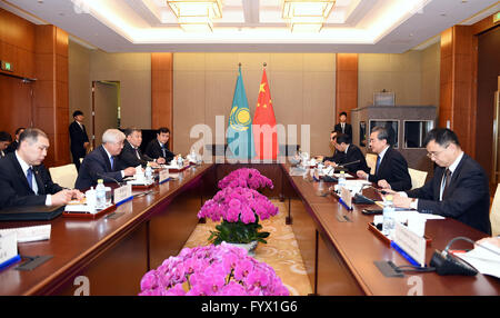 Peking, China. 28. April 2016. Chinesischen Außenminister Wang Yi(2nd R) trifft sich mit seinem Amtskollegen Kasachstan Yerlan Idrisov(2nd L) in Peking, China, 28. April 2016. © Zhang Ling/Xinhua/Alamy Live-Nachrichten Stockfoto