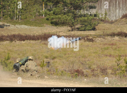 Riga, Lettland. 28. April 2016. US-Soldaten teilnehmen an der Operation Sommer Schild XIII Militärübung abgehaltenen Adazi Trainingsbereich außerhalb Riga, Lettland, 28. April 2016. Etwa 1300 beteiligte Soldaten aus Lettland, Litauen, USA, Kanada, Finnland und Deutschland etc. in die militärische Übung vom 17. April bis 29. © Guo Qun/Xinhua/Alamy Live-Nachrichten Stockfoto