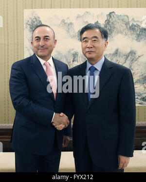 Peking, China. 28. April 2016. Chinesischer Vize-Premier Wang Yang(R) schüttelt Hände mit türkischen Außenminister Mevlüt Cavusoglu in Peking, Hauptstadt von China, 28. April 2016. Bildnachweis: Yao Dawei/Xinhua/Alamy Live-Nachrichten Stockfoto