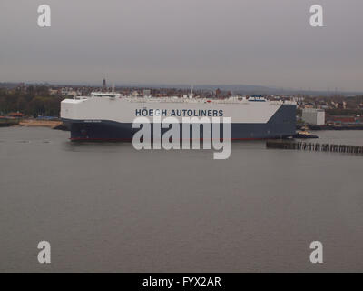 Newcastle Upon Tyne, 28. April 2016, Großbritannien Wetter. 76420 Tonne Autoliner '' Hoegh Tracer'' segelt in die Nordsee aus dem Nissan Auto terminal im Hafen von Tyne an einem regnerisch Tag. Stockfoto