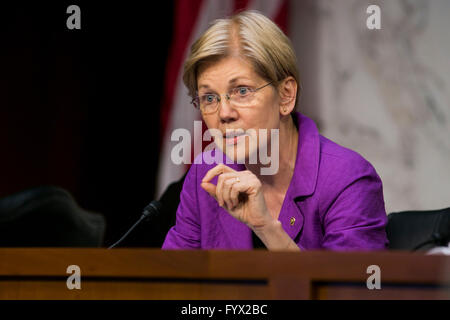 Washington, DC, USA. 27. April 2016. Senator Elizabeth Warren befasst sich die Zeugen im Senat-Sonderausschuß mit einer veralteten Anhörung die Preispolitik von Valeant Pharmaceuticals in Washington, D.C. am 27. April 2016. Bildnachweis: Kristoffer Tripplaar/Alamy Live-Nachrichten Stockfoto