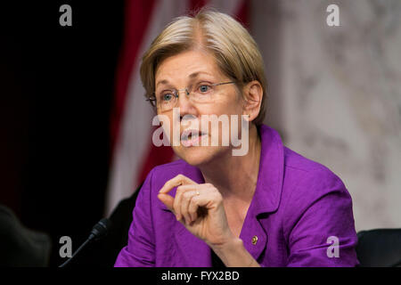 Washington, DC, USA. 27. April 2016. Senator Elizabeth Warren befasst sich die Zeugen im Senat-Sonderausschuß mit einer veralteten Anhörung die Preispolitik von Valeant Pharmaceuticals in Washington, D.C. am 27. April 2016. Bildnachweis: Kristoffer Tripplaar/Alamy Live-Nachrichten Stockfoto