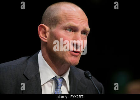 Washington, DC, USA. 27. April 2016. Howard Schiller, ehemaligen Interims-CEO und ehemaliger chief financial Officer von Valeant Pharmaceuticals International Inc., bezeugt vor den Senat Special Committee on Aging während einer Anhörung über die Preispolitik von Valeant Pharmaceuticals in Washington, D.C. am 27. April 2016. Bildnachweis: Kristoffer Tripplaar/Alamy Live-Nachrichten Stockfoto