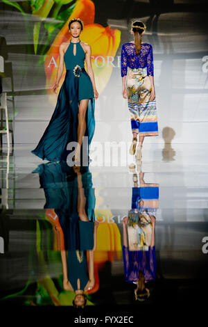 Barcelona, Spanien. 28. April 2016. Modelle laufen die Start-und Landebahn für die Ana Torres Brautkollektion während der Barcelona Bridal Fashion Week 2016. Bildnachweis: Jordi Boixareu/Alamy Live-Nachrichten Stockfoto