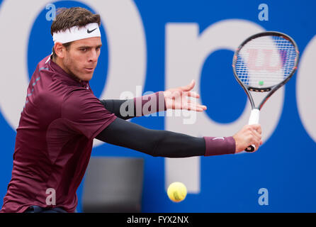 München, Deutschland. 28. April 2016. Argentiniens Juan Martin del Potro in Aktion gegen Deutschlands Jan-Lennard Struff (unsichtbaren) in ihrem zweiten Vorrundenspiel des ATP Tennis-Turnier in München, 28. April 2016. Foto: SVEN HOPPE/Dpa/Alamy Live News Stockfoto