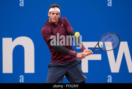 München, Deutschland. 28. April 2016. Argentiniens Juan Martin del Potro in Aktion gegen Deutschlands Jan-Lennard Struff (unsichtbaren) in ihrem zweiten Vorrundenspiel des ATP Tennis-Turnier in München, 28. April 2016. Foto: SVEN HOPPE/Dpa/Alamy Live News Stockfoto