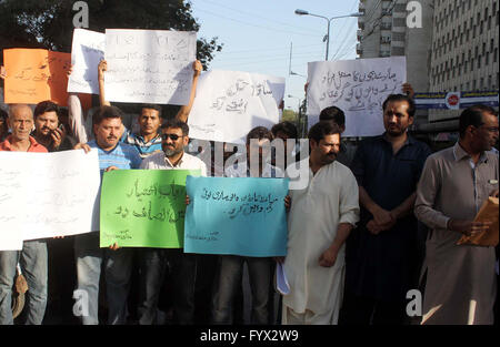 Affectees von Muhäfiz Garden Cooperative Housing Society Islamabad chant Parolen gegen hohen Händigkeit Zulauf Menschen bei Protestkundgebung in Karachi Club auf Donnerstag, 28. April 2016 drücken. Stockfoto