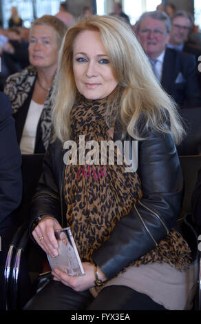 Aachen, Deutschland. 28. April 2016. Deutsche Sängerin Nicole Seibert posiert bevor die Karl der große an den European Song Contest in Aachen, Deutschland, 28. April 2016-Medaille ist. Foto: HENNING KAISER/Dpa/Alamy Live News Stockfoto