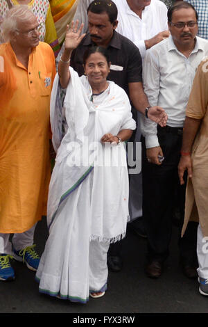 Kolkata, Indien. 28. April 2016. Westbengalen Hauptminister und Trinamool Congress Supremo, führt Mamata Banerjee eine Kampagne-Rallye von Sulekha zu Ballygunjphari Kampagne für TMC Kandidaten von South Kolkata. Politische Parteien sind in der Kampagne für ihre Wahlkandidaten Montage von morgens am letzten Tag der Kampagne für die fünfte Phase der West Bengal gesetzgebende Versammlung Wahlen 2016 beschäftigt. © Saikat Paul/Pacific Press/Alamy Live-Nachrichten Stockfoto