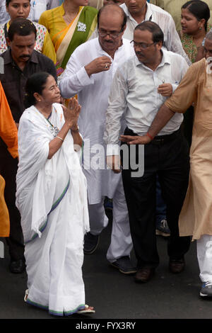 Kolkata, Indien. 28. April 2016. Westbengalen Hauptminister und Trinamool Congress Supremo, führt Mamata Banerjee eine Kampagne-Rallye von Sulekha zu Ballygunjphari Kampagne für TMC Kandidaten von South Kolkata. Politische Parteien sind in der Kampagne für ihre Wahlkandidaten Montage von morgens am letzten Tag der Kampagne für die fünfte Phase der West Bengal gesetzgebende Versammlung Wahlen 2016 beschäftigt. © Saikat Paul/Pacific Press/Alamy Live-Nachrichten Stockfoto