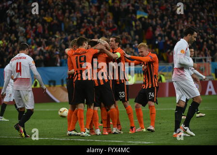 Lviv, Ukraine. 28. April 2016. Shakhtar Spieler feiern ein Tor in der UEFA Champions League Halbfinale, ersten Bein Fußballspiel zwischen Shakhtar Donetsk und Sevilla in der Arena Lviv-Stadion am 28. April 2016. Bildnachweis: Mykola Tys/Alamy Live-Nachrichten Stockfoto