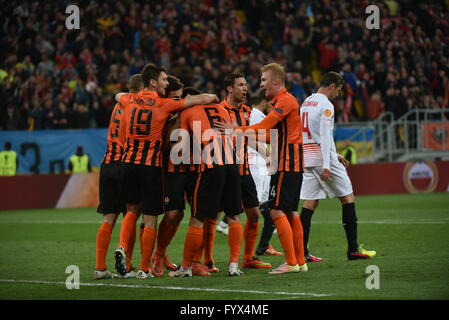 Lviv, Ukraine. 28. April 2016. Shakhtar Spieler feiern ein Tor in der UEFA Champions League Halbfinale, ersten Bein Fußballspiel zwischen Shakhtar Donetsk und Sevilla in der Arena Lviv-Stadion am 28. April 2016. Bildnachweis: Mykola Tys/Alamy Live-Nachrichten Stockfoto