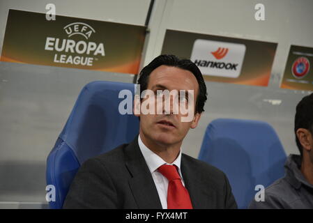 Lviv, Ukraine. 28. April 2016. Sevillas Trainer Unai Emery reagiert während der UEFA Europa League Halbfinale, ersten Bein Fußballspiel zwischen Shakhtar Donetsk und Sevilla in der Arena Lviv-Stadion am 28. April 2016. Bildnachweis: Mykola Tys/Alamy Live-Nachrichten Stockfoto