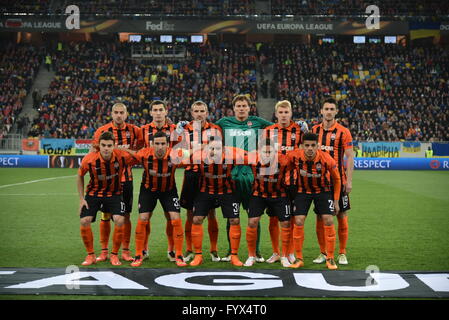 Lviv, Ukraine. 28. April 2016. Shakhtar Spieler posieren für ein Foto vor der UEFA Europa League Halbfinale, ersten Bein Fußballspiel zwischen Shakhtar Donetsk und Sevilla in der Arena Lviv-Stadion am 28. April 2016. Bildnachweis: Mykola Tys/Alamy Live-Nachrichten Stockfoto