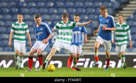 Ibrox Stadium, Glasgow, Schottland. 28. April 2016. Jugend-Glasgow-Cup-Finale. Rangers U17 gegen keltische U17. Ewan Henderson kämpft um den Ball Credit: Action Plus Sport/Alamy Live News Stockfoto