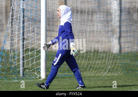 Torviscosa, Italien. 28. April 2016. Torhüter Mina Nafeei Kouhi (Iran) Spaziergänge während des Weibes U16 International Tournament Spiel zwischen England und dem Iran, wo England mit 2: 0-Spielstand Iran schlägt. © Andrea Spinelli/Pacific Press/Alamy Live-Nachrichten Stockfoto