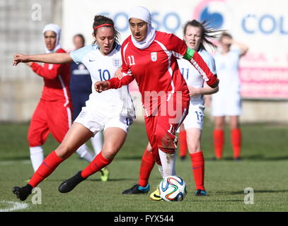 Torviscosa, Italien. 28. April 2016. Fatemeh Geraelisheikh (rechts) wetteifert mit Ella Rutherfprf während des Weibes U16 International Tournament Spiel zwischen England und Iran, wo England mit 2: 0-Spielstand Iran schlägt. © Andrea Spinelli/Pacific Press/Alamy Live-Nachrichten Stockfoto