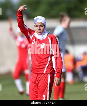 Torviscosa, Italien. 28. April 2016. Neda Rezapourlori (Iran) Gesten während des Weibes U16 International Tournament Spiel zwischen England und dem Iran, wo England mit 2: 0-Spielstand Iran schlägt. © Andrea Spinelli/Pacific Press/Alamy Live-Nachrichten Stockfoto