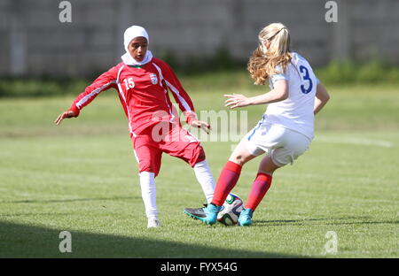 Torviscosa, Italien. 28. April 2016. Zahra Alizadehkaryak (links) wetteifert mit Mohn Pattinson (England) während des Weibes U16 International Tournament Spiel zwischen England und Iran, wo England mit 2: 0-Spielstand Iran schlägt. © Andrea Spinelli/Pacific Press/Alamy Live-Nachrichten Stockfoto