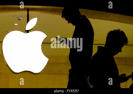 New York, USA. 28. April 2016. Andere Personen besuchen ihren Handys außerhalb der Apple Store an der Grand Central Terminal in New York, USA, 28. April 2016. Apple Inc. am Dienstag veröffentlichte steuerlichen Ergebnisse für das zweite Quartal 2016, die den ersten Jahr gegenüber Vorjahr Einbruch von beiden Quartalsumsatz zeigte und Gewinn seit 2003 und die erste jemals Umsatzrückgang iPhone. © Li Muzi/Xinhua/Alamy Live-Nachrichten Stockfoto