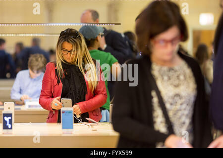 New York, USA. 28. April 2016. Ein Kunde prüft ein iPhone im Apple Store in der Grand Central Terminal in New York, USA, 28. April 2016. Apple Inc. am Dienstag veröffentlichte steuerlichen Ergebnisse für das zweite Quartal 2016, die den ersten Jahr gegenüber Vorjahr Einbruch von beiden Quartalsumsatz zeigte und Gewinn seit 2003 und die erste jemals Umsatzrückgang iPhone. © Li Muzi/Xinhua/Alamy Live-Nachrichten Stockfoto