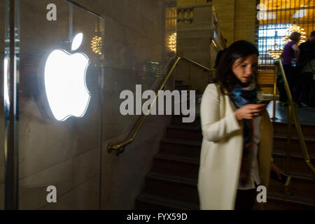 New York, USA. 28. April 2016. Ein Kunde hinterlässt im Apple Store an der Grand Central Terminal in New York, USA, 28. April 2016. Apple Inc. am Dienstag veröffentlichte steuerlichen Ergebnisse für das zweite Quartal 2016, die den ersten Jahr gegenüber Vorjahr Einbruch von beiden Quartalsumsatz zeigte und Gewinn seit 2003 und die erste jemals Umsatzrückgang iPhone. © Li Muzi/Xinhua/Alamy Live-Nachrichten Stockfoto