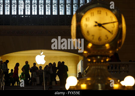 New York, USA. 28. April 2016. Kunden sammeln im Apple Store in der Grand Central Terminal in New York, USA, 28. April 2016. Apple Inc. am Dienstag veröffentlichte steuerlichen Ergebnisse für das zweite Quartal 2016, die den ersten Jahr gegenüber Vorjahr Einbruch von beiden Quartalsumsatz zeigte und Gewinn seit 2003 und die erste jemals Umsatzrückgang iPhone. © Li Muzi/Xinhua/Alamy Live-Nachrichten Stockfoto