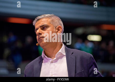 London, UK. 28. April 2016. Arbeitsrechtlichen Kandidat Sadiq Khan bei der Londoner Bürger bürgermeisterlichen Aussprache. Cooper Halle, Stratford Credit: Julio Etchart/Alamy Live-Nachrichten Stockfoto