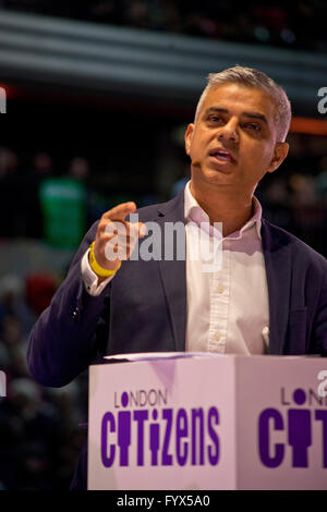 London, UK. 28. April 2016. Arbeitsrechtlichen Kandidat Sadiq Khan bei der Londoner Bürger bürgermeisterlichen Aussprache. Cooper Halle, Stratford Credit: Julio Etchart/Alamy Live-Nachrichten Stockfoto