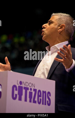 London, UK. 28. April 2016. Arbeitsrechtlichen Kandidat Sadiq Khan bei der Londoner Bürger bürgermeisterlichen Aussprache. Cooper Halle, Stratford Credit: Julio Etchart/Alamy Live-Nachrichten Stockfoto