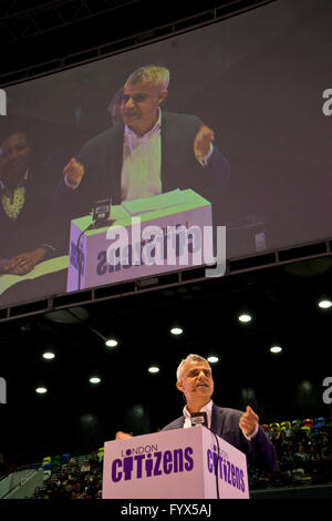 London, UK. 28. April 2016. Arbeitsrechtlichen Kandidat Sadiq Khan bei der Londoner Bürger bürgermeisterlichen Aussprache. Cooper Halle, Stratford Credit: Julio Etchart/Alamy Live-Nachrichten Stockfoto