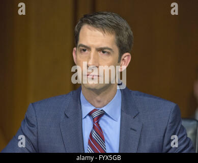 Washington, District Of Columbia, USA. 28. April 2016. Vereinigte Staaten Senator Tom Cotton (Republikanische of Arkansas) hört uns Verteidigungsminister Ashton B. Carter und General Joseph F. Dunford, Jr., USMC, Vorsitzender der Joint Chiefs Of Staff geben Zeugnis vor uns Senate Committee on Armed Services während der mündlichen Verhandlung vom "Counter-ISIL (islamischer Staat im Irak und der Levante) Operationen und Nahost-Strategie '' auf dem Capitol Hill in Washington , DC am Donnerstag, 28. April, 2016.Credit: Ron Sachs/CNP Credit: Ron Sachs/CNP/ZUMA Draht/Alamy Live-Nachrichten Stockfoto