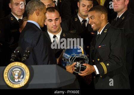 Washington DC, USA. 27. April 2016. United States Naval Academy-Co-Kapitän und Quarterback Keenan Reynolds, Recht, präsentiert Präsident Barack Obama eine Meisterschaft Ring mit Navy Football Helm während der Kommandant in Chefs Trophy Zeremonie im Weißen Haus 27. April 2016 in Washington, DC. Stockfoto