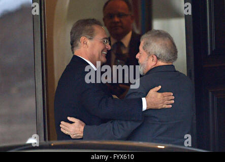 Brasilianische Senatspräsident Renan Calheiros erhält links, ehemaligen brasilianischen Präsidenten Luiz Inacio Lula da Silva im Senat Vorsitz Residence 26. April 2016 in Brasilia, Brasilien. Die beiden trafen sich die Impeachment-Verfahren gegen die brasilianische Präsidentin Dilma Rousseff zu diskutieren. Stockfoto