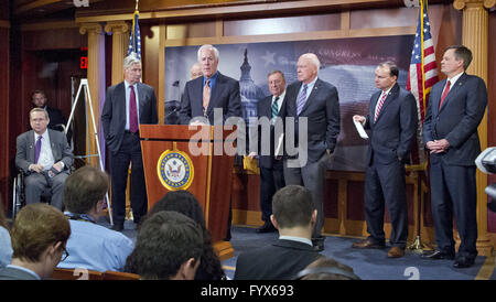 28. April 2016 - Washington, District Of Columbia, Vereinigte Staaten von Amerika - US-Senator John Cornyn (Republikaner aus Texas) Bemerkungen macht, auf einer Pressekonferenz fordert uns Senat republikanische Führung bringen auf den Boden der parteiübergreifende Verurteilung Reform und Korrekturen Act, einen Gesetzentwurf zu reduzieren einige vorgeschriebene minimale Sätze und diese Änderungen rückwirkend auf Insassen verbüßt derzeit unfaire Sätze anwenden. Von links nach rechts: US-Senator Mark Kirk (Republikanische von Illinois), Sheldon Whitehouse (Demokrat von Rhode Island), Chuck Grassley (Republikanische von Iowa), teilweise verdeckt, Stockfoto