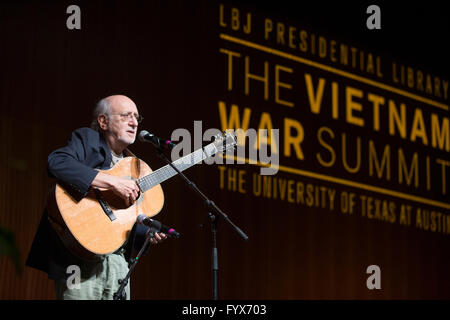 Folk-Sänger Peter Yarrow Peter Paul und Mary singt "Wo alle Blumen gegangen am Vietnam-Krieg-Gipfel am LBJ Library haben" Stockfoto