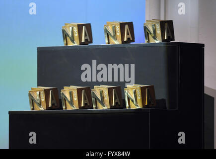 Hamburg, Deutschland. 28. April 2016. Die Trophäen für die Nannen Preis 2016 sind auf dem Display auf einem Ständer im Curio-Haus in Hamburg, Deutschland, 28. April 2016. Die Nannen-Preis ehrt deutschsprachige Journalisten für ihre hervorragende Arbeit. Der Preis wird gesponsort von Gruner Jahr Verlage. Foto: Lukas Schulze/Dpa/Alamy Live News Stockfoto