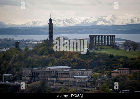 Edinburgh, Schottland. 29. April 2016. Edinburgh Wetter Standalone. Schnee liegt auf den Ochil Hills im Hintergrund mit Edinburghs Calton Hill und National Monument und Nelson Monument. Andrew O'Brien/Alamy Live-Nachrichten Stockfoto