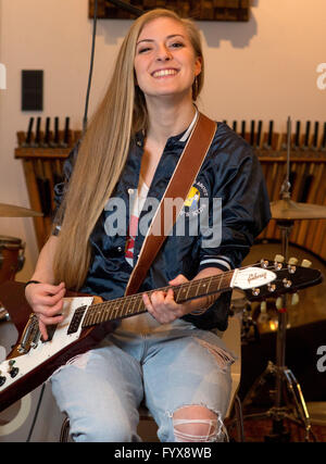 Hamburg, Deutschland. 28. April 2016. Musikerin Anna Guder posiert in ihrem Studio in Hamburg, Deutschland, 28. April 2016. Der Musiker aus Hamburg spielte Prince Song "Kiss" auf einen öffentlichen Zug erhielt das Video 70 Millionen Ansichten im Internet. Foto: AXEL HEIMKEN/Dpa/Alamy Live News Stockfoto